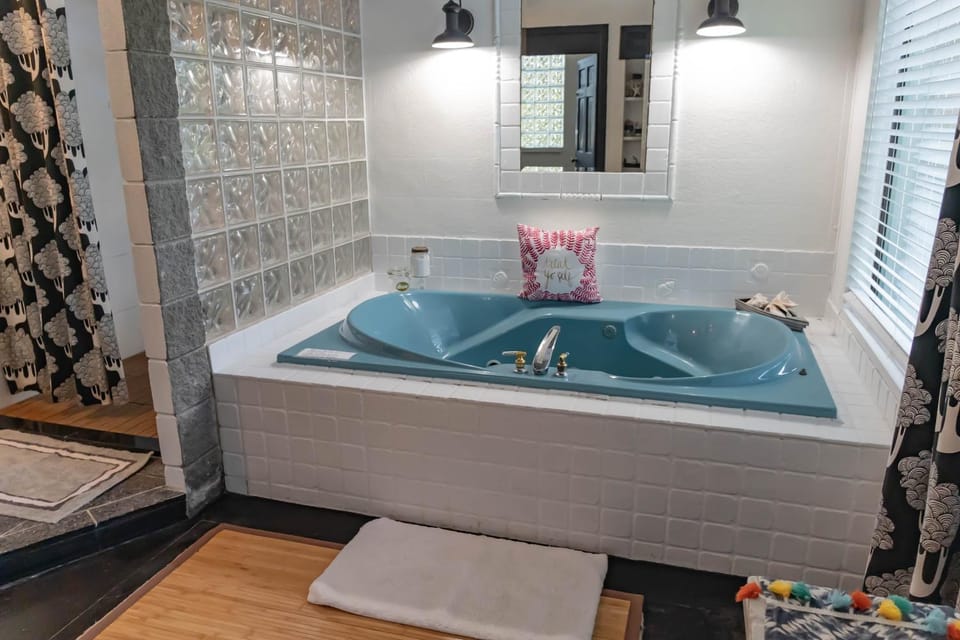 Sunset Oaks Retreat Events, Farm Animals & Views Farm Stay in Texas