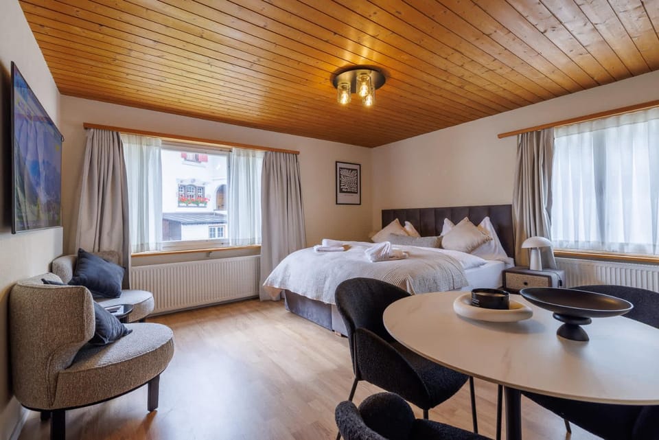 Bed, Photo of the whole room, Seating area, Bedroom