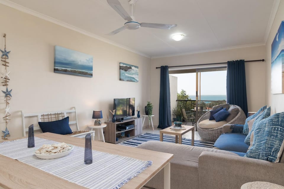 Natural landscape, TV and multimedia, Living room, Seating area, Dining area