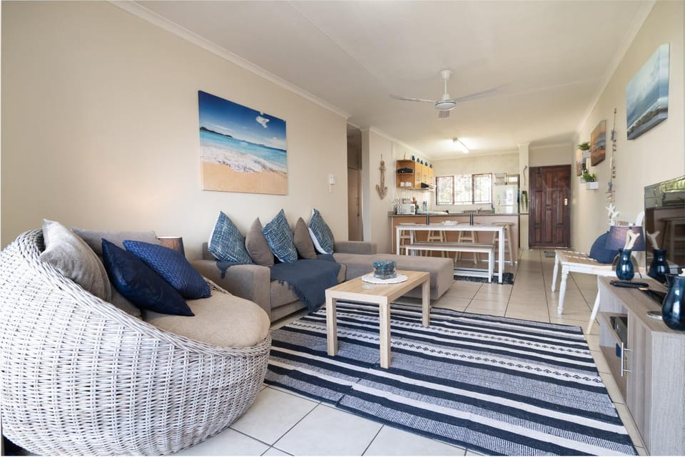 TV and multimedia, Kitchen or kitchenette, Living room, Seating area, Dining area