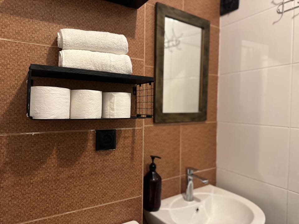 Shower, Toilet, Bathroom, towels