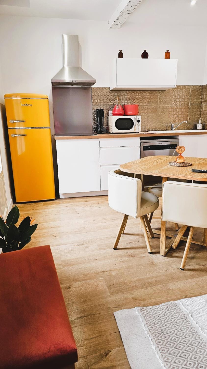 Kitchen or kitchenette, Dining area, dishwasher, microwave, stove