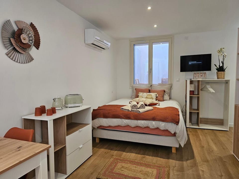 Bed, TV and multimedia, Photo of the whole room, air conditioner