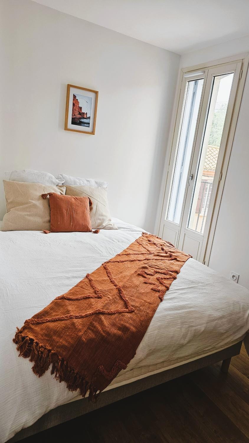 Bed, Photo of the whole room, Bedroom
