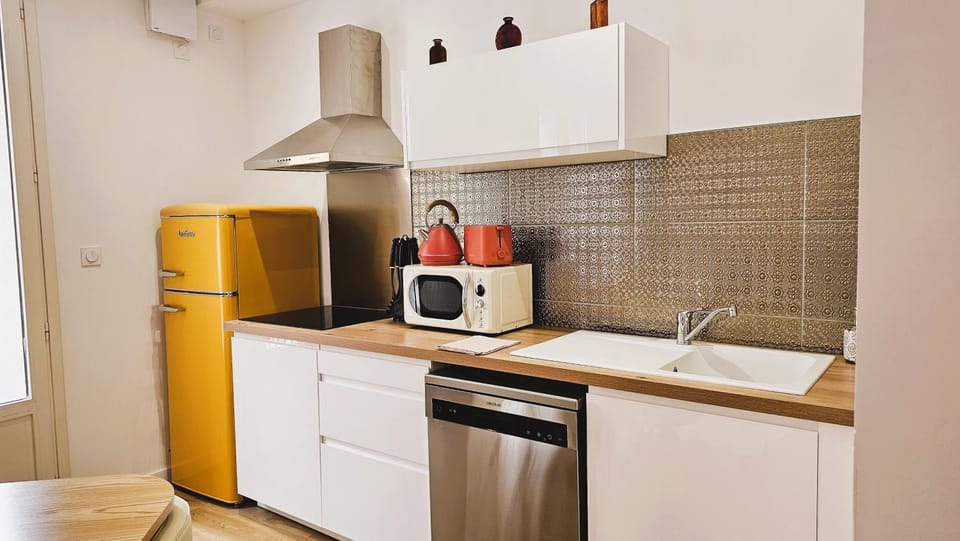 Coffee/tea facilities, Kitchen or kitchenette, dishwasher, microwave, stove, toaster