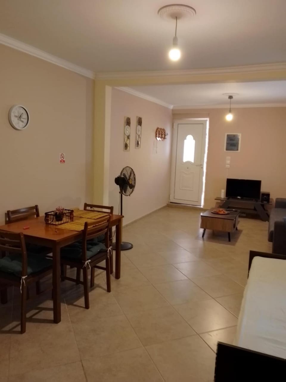 TV and multimedia, Living room, Seating area, Dining area