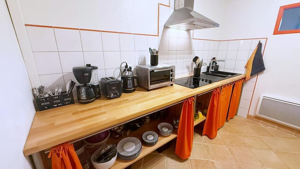 Coffee/tea facilities, stove, toaster, kitchen