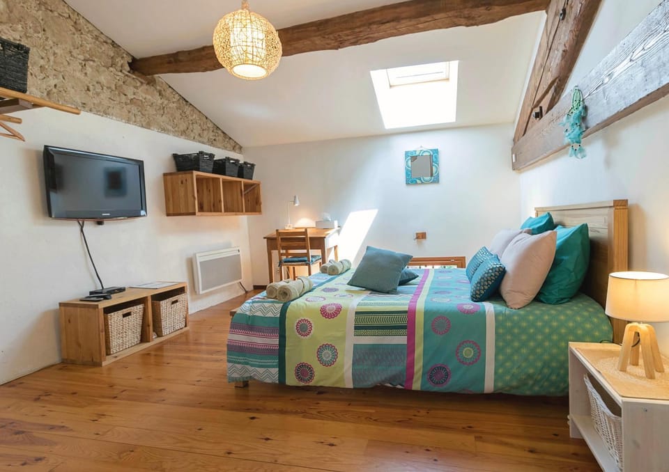 Bed, TV and multimedia, Photo of the whole room, Decorative detail, Seating area, Bedroom, heating, internet, towels
