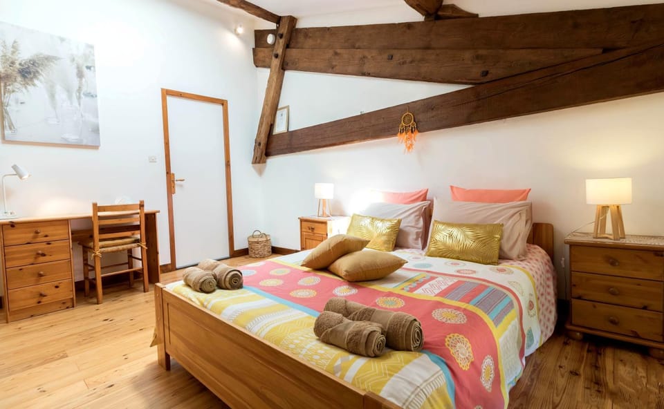 Bed, Photo of the whole room, Decorative detail, Seating area, internet, towels