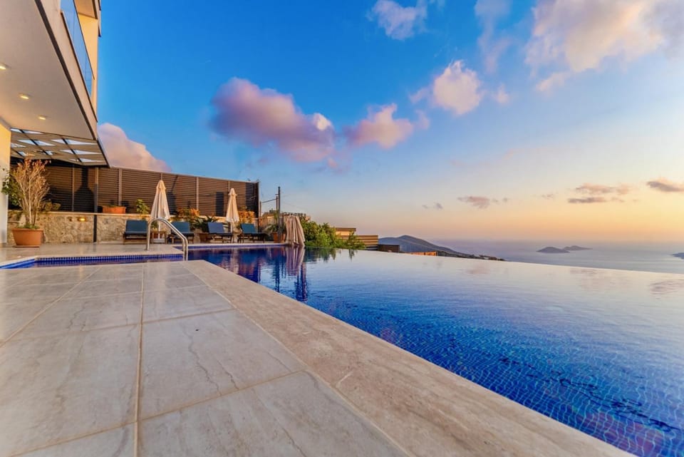 Property building, Patio, Day, Natural landscape, Mountain view, Pool view, Sea view, Swimming pool, Sunrise, Sunset, sunbed
