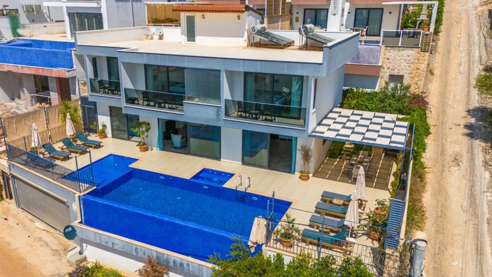 Property building, Patio, Day, Neighbourhood, Pool view, Street view, Swimming pool, Location, sunbed