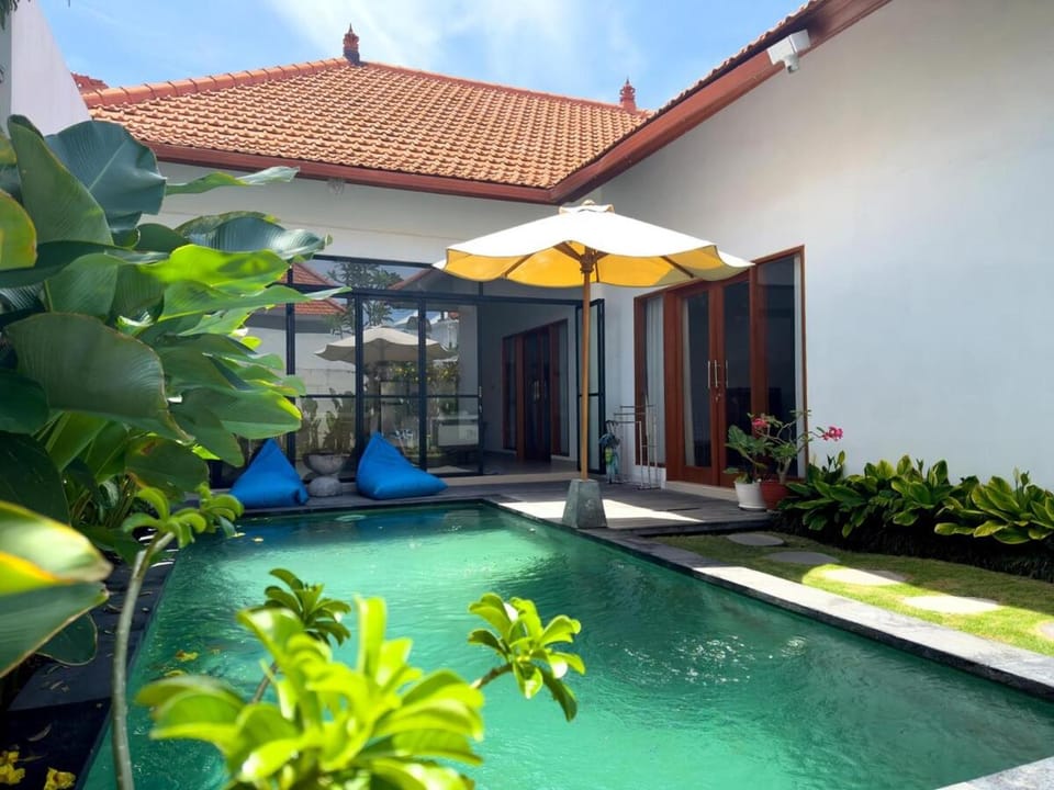 Patio, Garden view, Swimming pool, sunbed