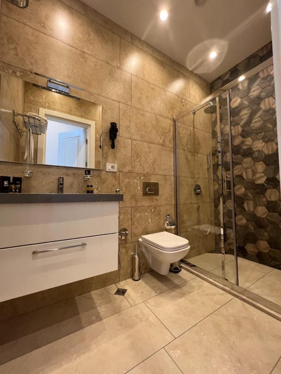 Shower, Toilet, Bathroom, bidet, towels