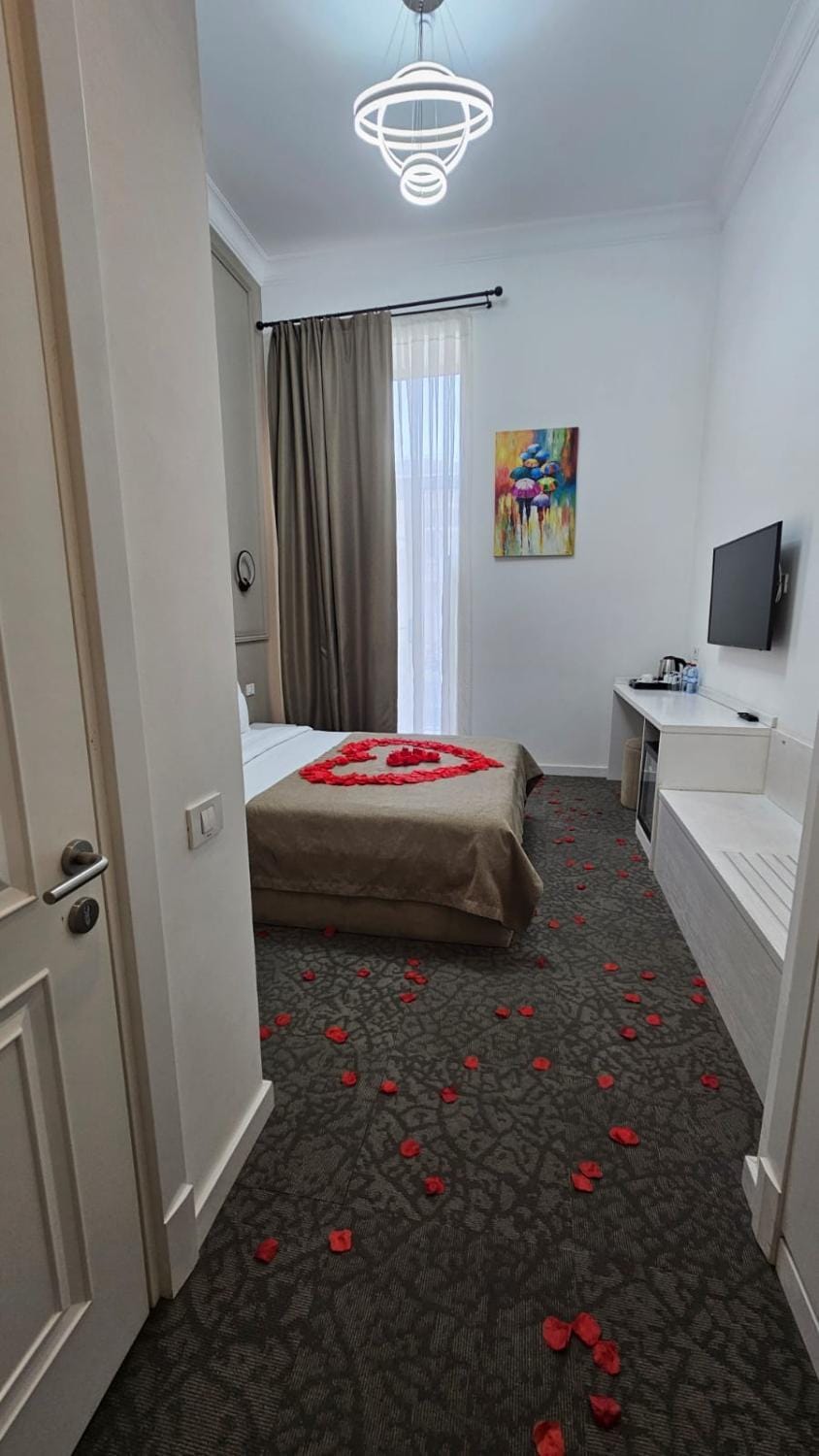 Bed, TV and multimedia, Photo of the whole room, Bedroom