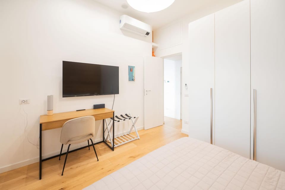 Bed, TV and multimedia, Bedroom