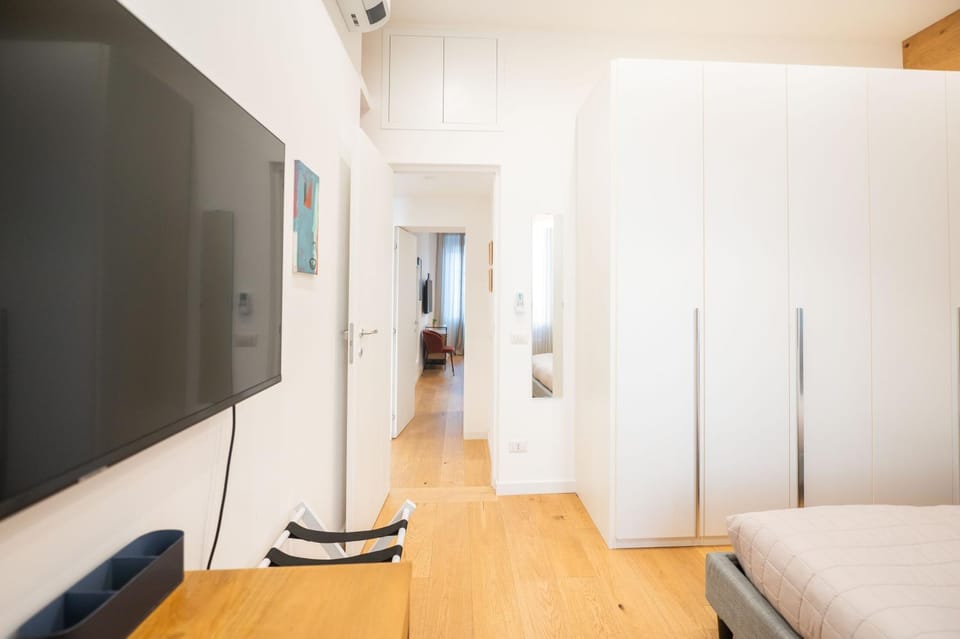 Bed, TV and multimedia, Bedroom