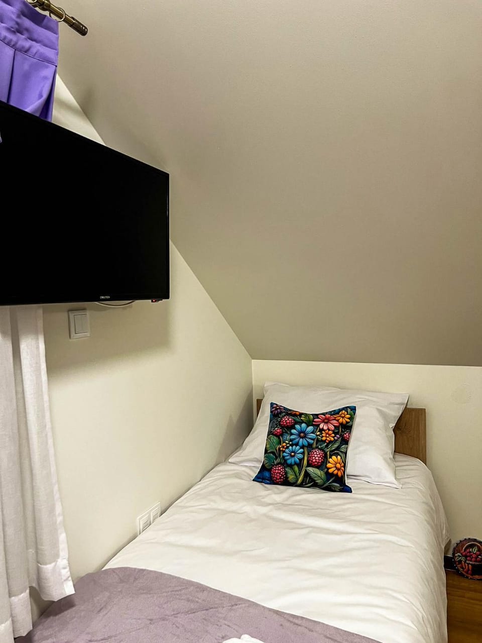 Bed, TV and multimedia, Photo of the whole room, Evening entertainment, Bedroom