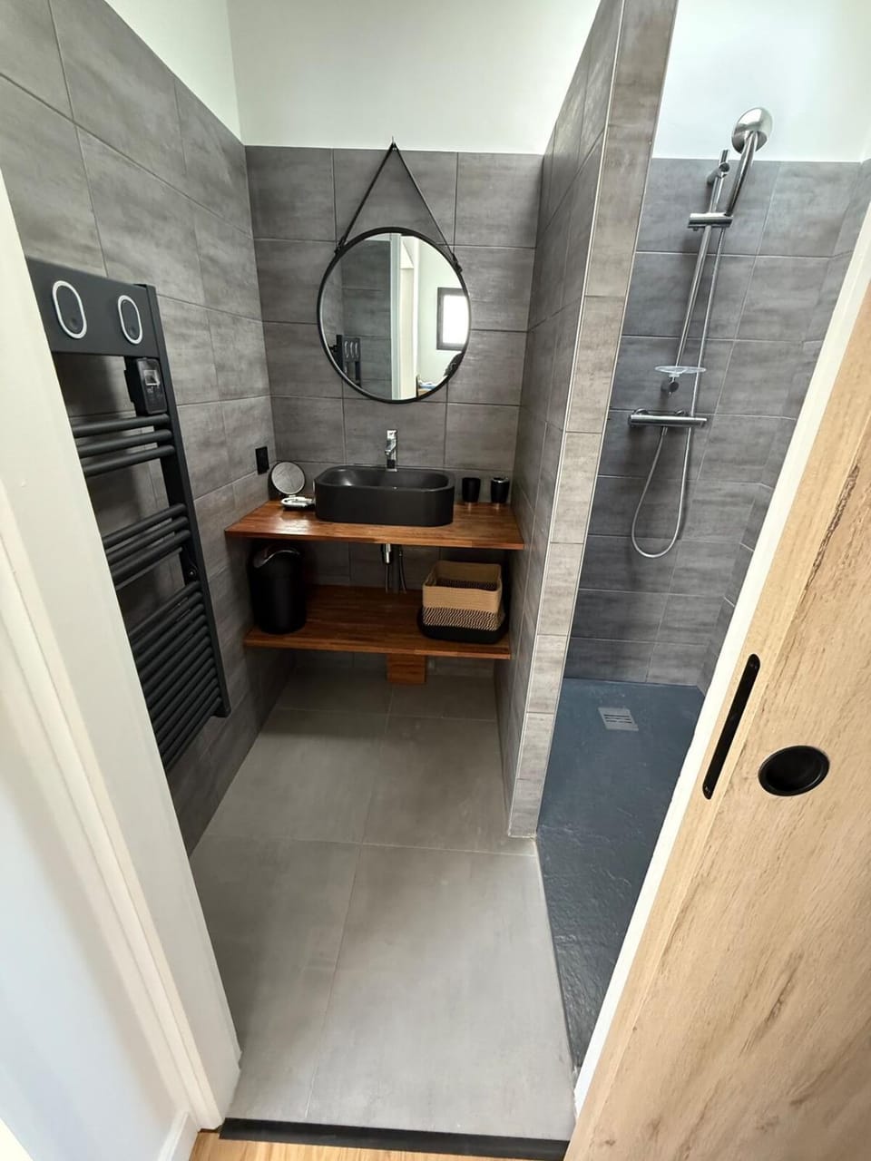 Shower, Kitchen or kitchenette
