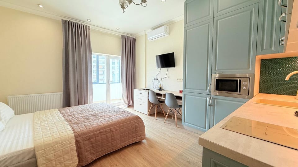 Bed, TV and multimedia, Kitchen or kitchenette, Photo of the whole room, air conditioner