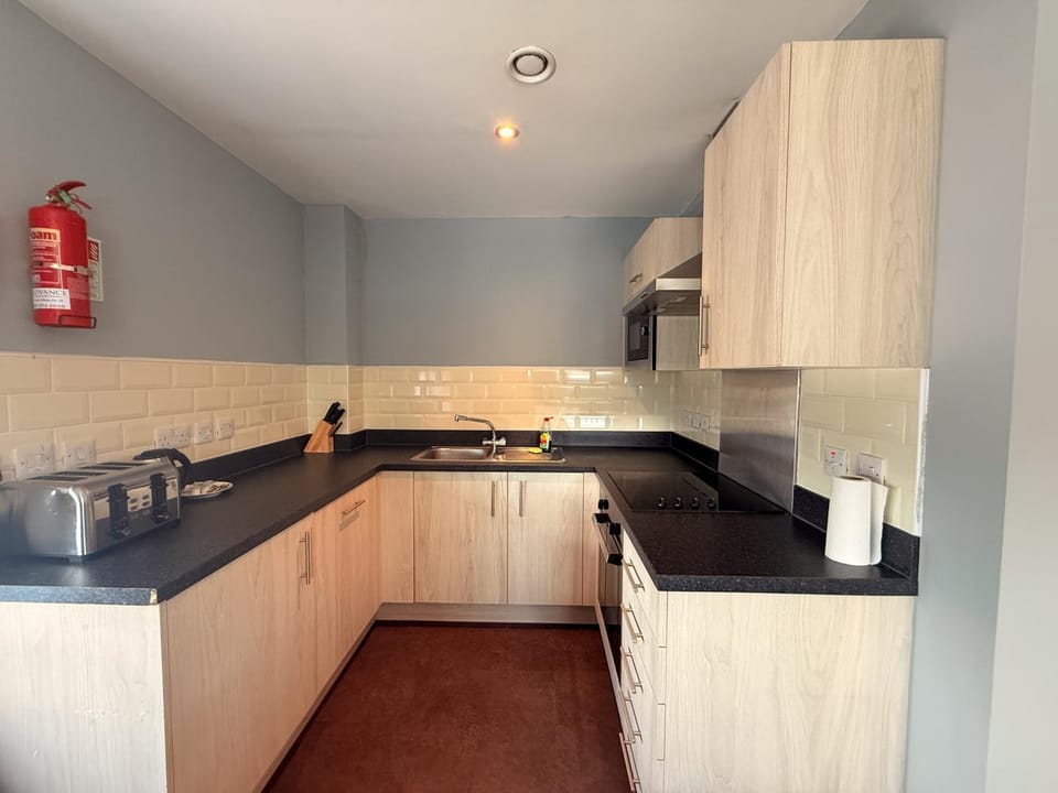 Coffee/tea facilities, Kitchen or kitchenette, stove