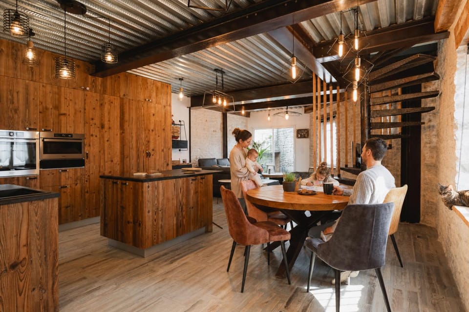 Coffee/tea facilities, Kitchen or kitchenette, Dining area, oven