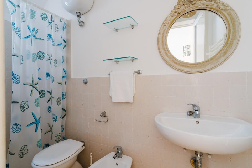 Shower, Toilet, Bathroom, bidet, towels