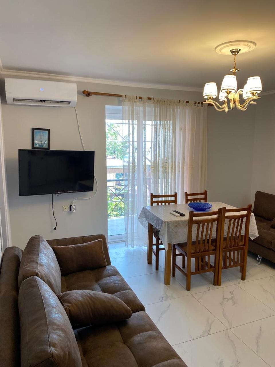Communal lounge/ TV room, TV and multimedia, Living room, Seating area, Dining area, Evening entertainment, air conditioner