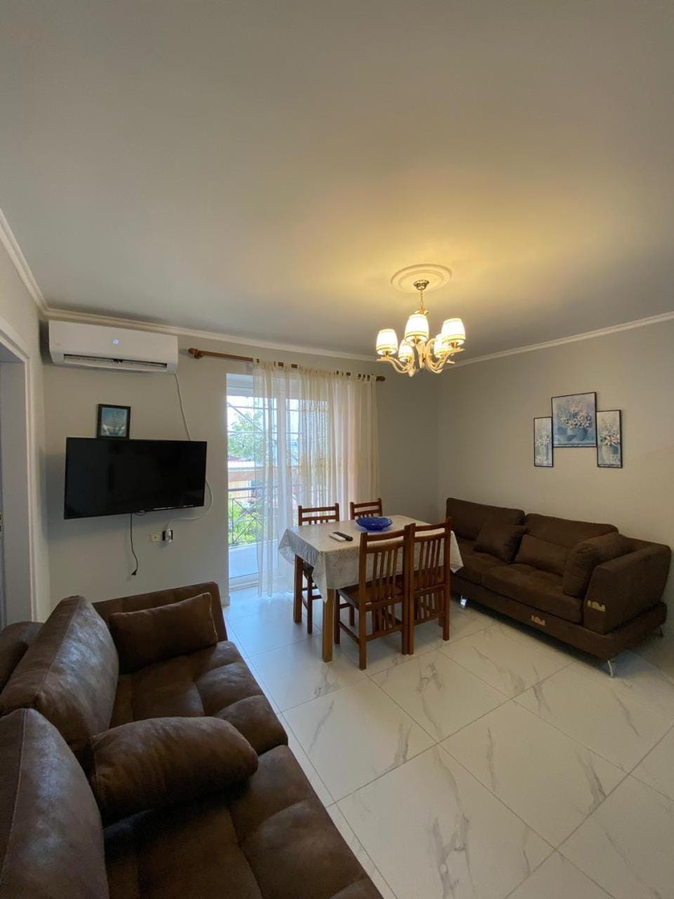 Communal lounge/ TV room, TV and multimedia, Living room, Seating area, Dining area, Evening entertainment, air conditioner