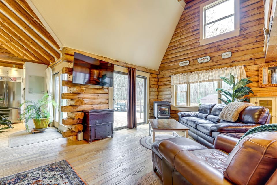 3 Mi to UMass Amherst: Peaceful New England Cabin Cabin in Hadley