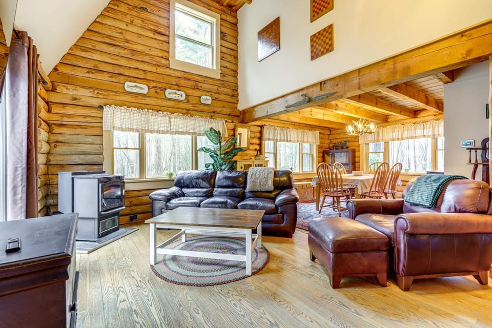 3 Mi to UMass Amherst: Peaceful New England Cabin Cabin in Hadley