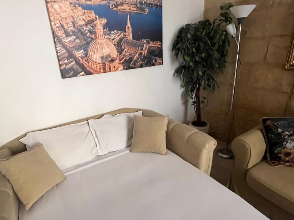 300 years old Maisonette in Beautiful Stairs Apartment in Valletta