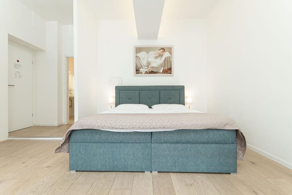 Bed, Living room, Photo of the whole room, Seating area, Bedroom