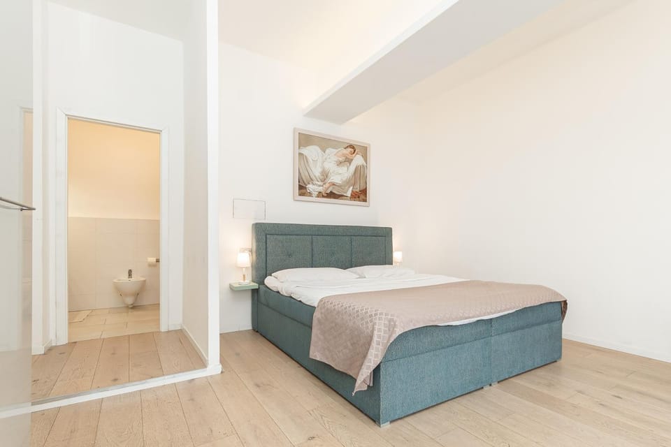 Bed, Photo of the whole room, Bedroom, towels