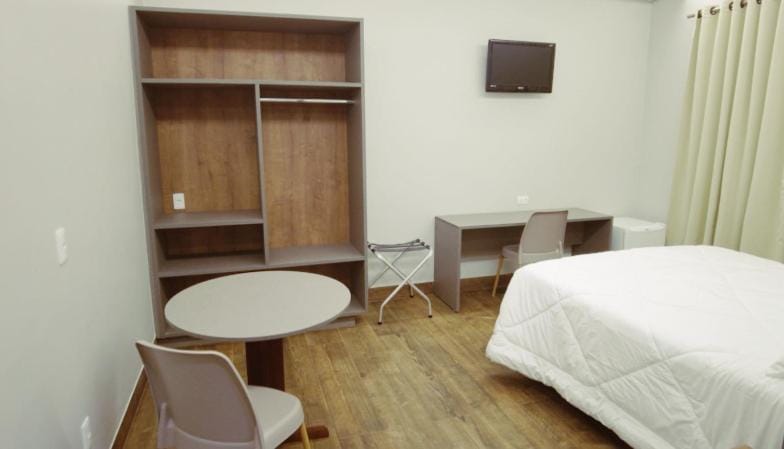 Bed, TV and multimedia, Photo of the whole room, Bedroom