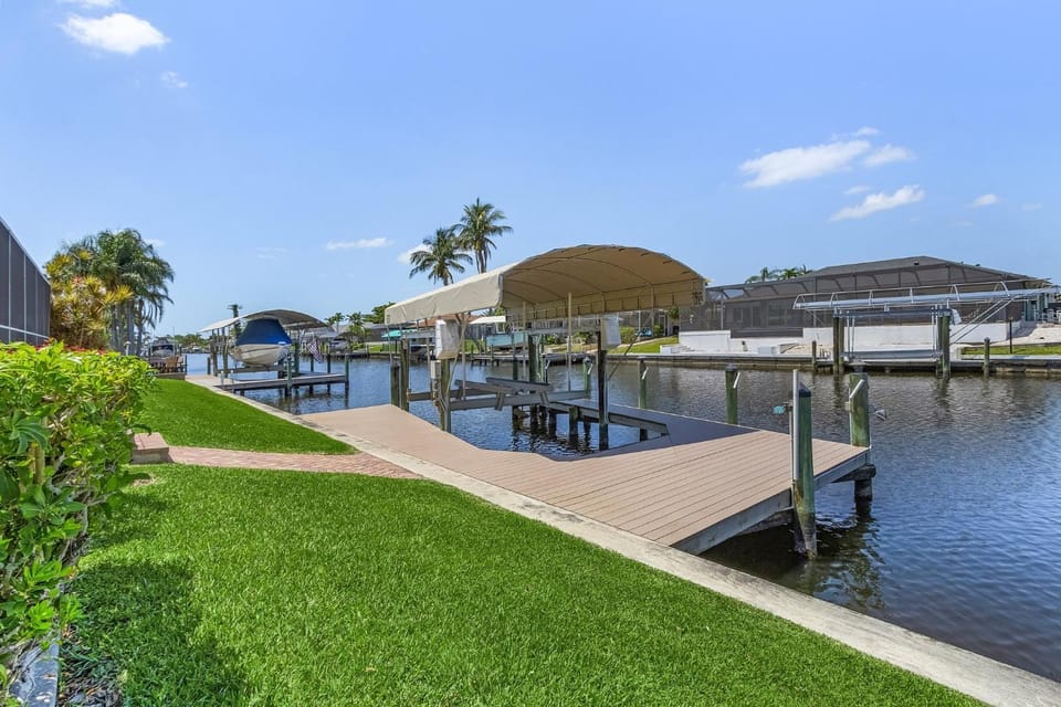 Heated Pool, Gulf Access & Dock, Pet Friendly - Villa Canal Breeze - Roelens House in Cape Coral