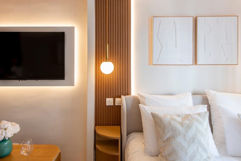 Bed, TV and multimedia, Bedroom