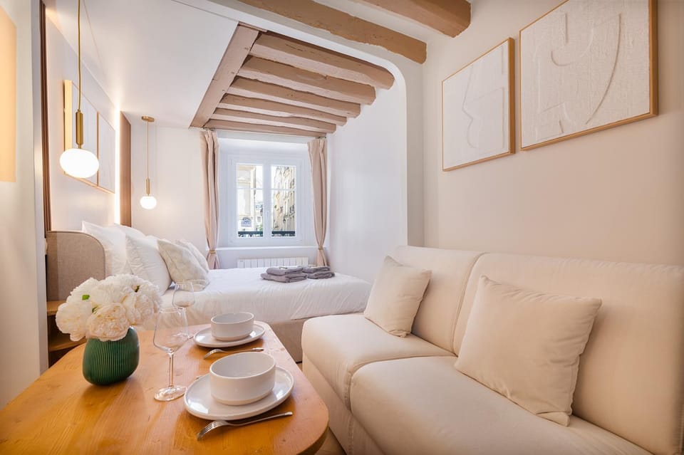 Bed, Photo of the whole room, Seating area, Bedroom