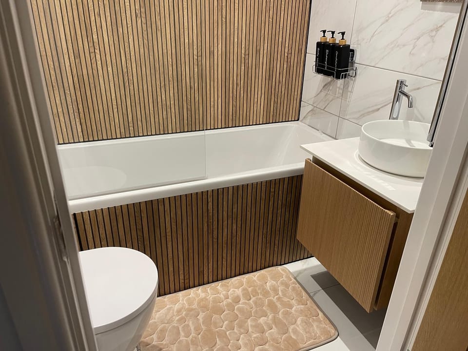 NOVA SUITE - Luxury, Stylish & fully furnished 2 bed Apartment 7minutes drive from the beach Sleeps 4 to 5 Apartment in Bournemouth