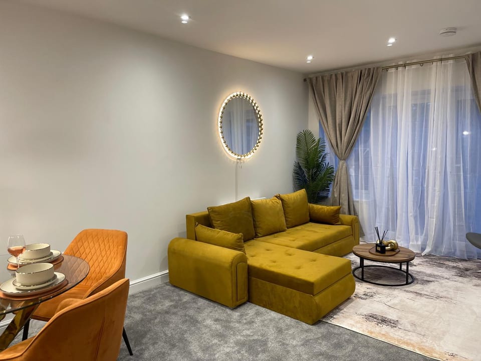 NOVA SUITE - Luxury, Stylish & fully furnished 2 bed Apartment 7minutes drive from the beach Sleeps 4 to 5 Apartment in Bournemouth