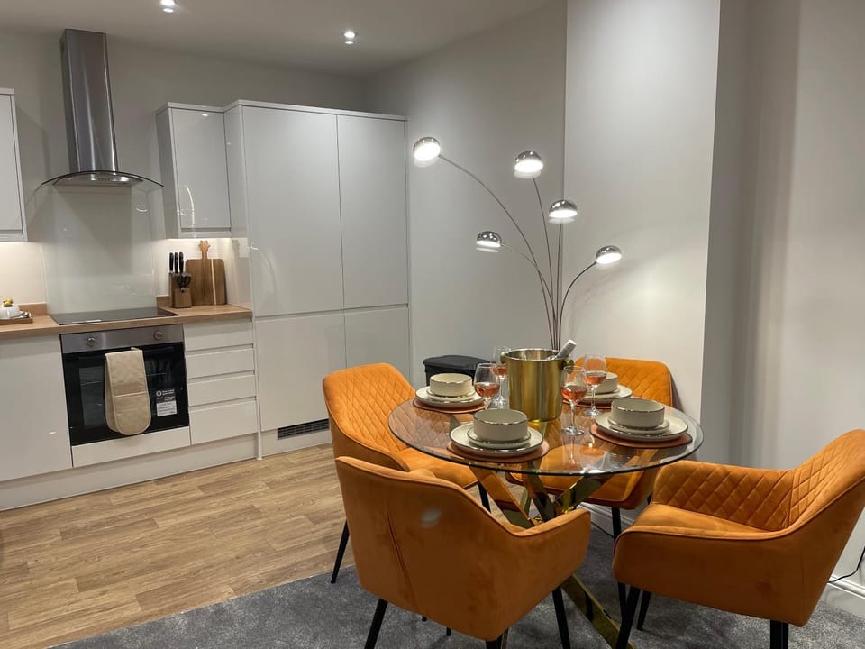NOVA SUITE - Luxury, Stylish & fully furnished 2 bed Apartment 7minutes drive from the beach Sleeps 4 to 5 Apartment in Bournemouth