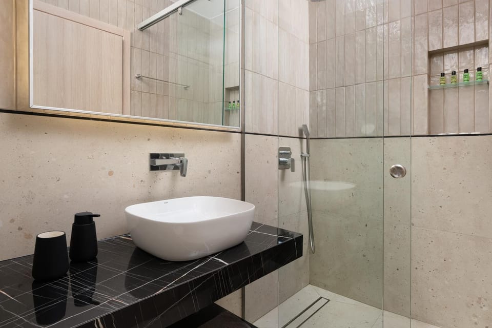 Shower, Toilet