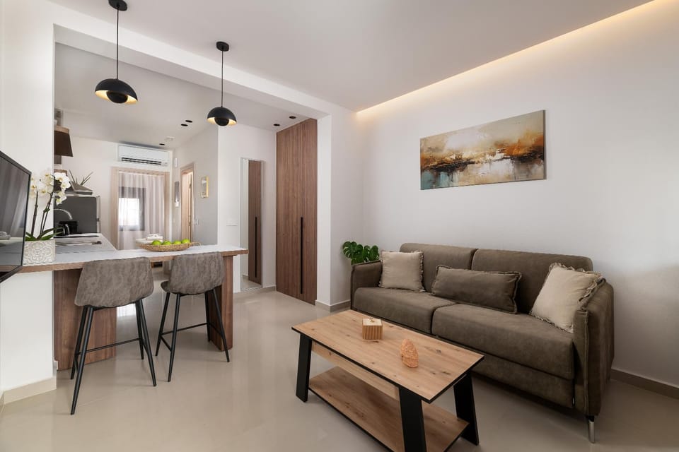 Kitchen or kitchenette, Living room, Seating area, Dining area