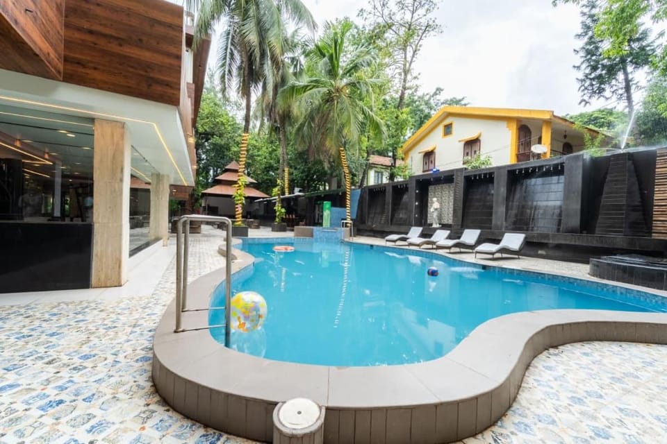 Property building, Day, Pool view, Swimming pool, Swimming pool
