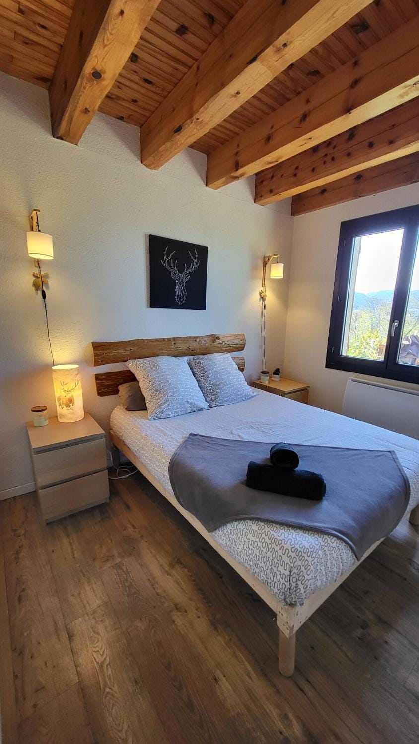 Bed, Photo of the whole room, Bedroom, towels