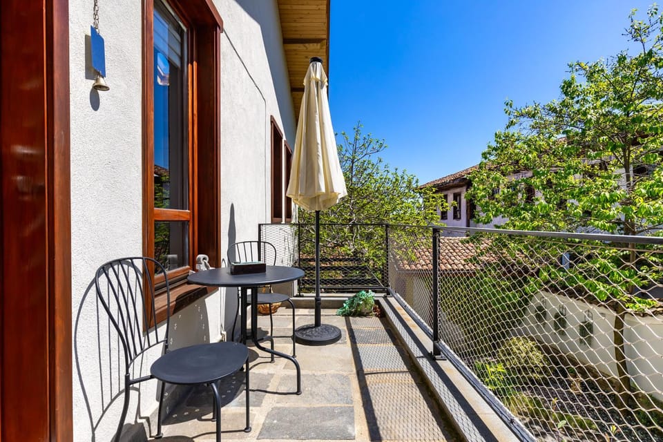 Spring, Day, Balcony/Terrace, Seating area, Dining area, Garden view