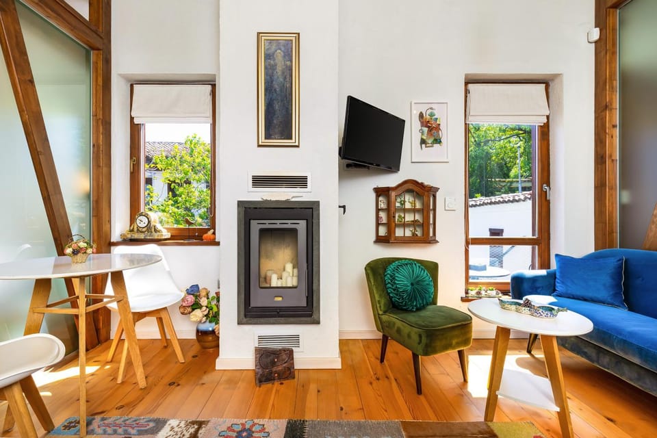 TV and multimedia, Living room, Seating area, Evening entertainment