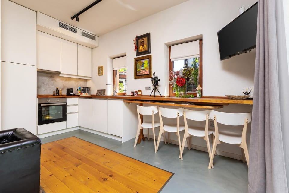 TV and multimedia, Kitchen or kitchenette, Dining area, oven, stove