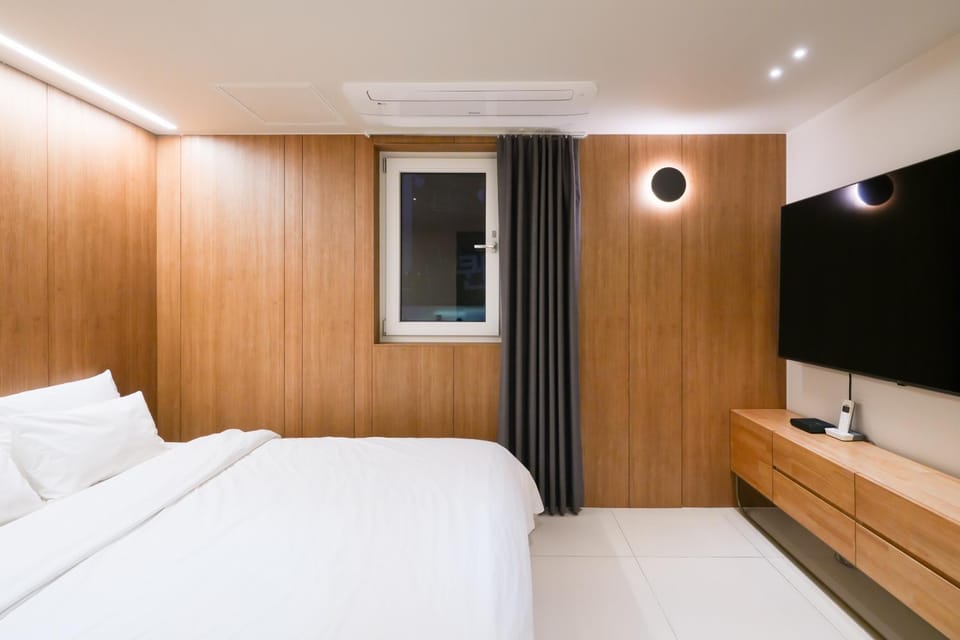 Bed, Photo of the whole room, Bedroom