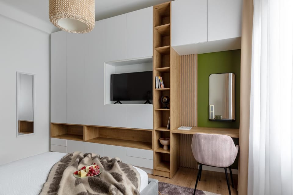 Bed, TV and multimedia, Seating area, Bedroom, wardrobe