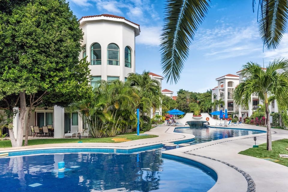 Property building, Day, Natural landscape, Garden, Swimming pool, sunbed